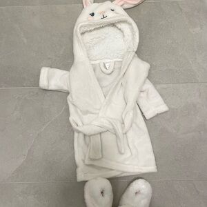 New without tags White Plush Hooded Robe